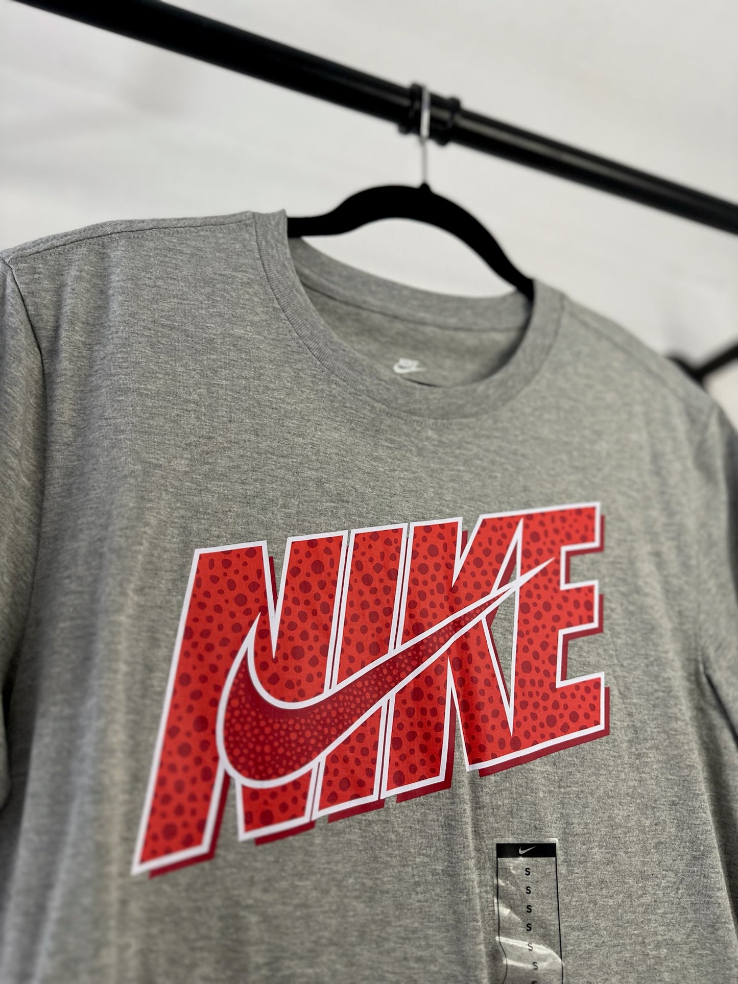 PLAYERA NIKE GRIS LOGO BASIC