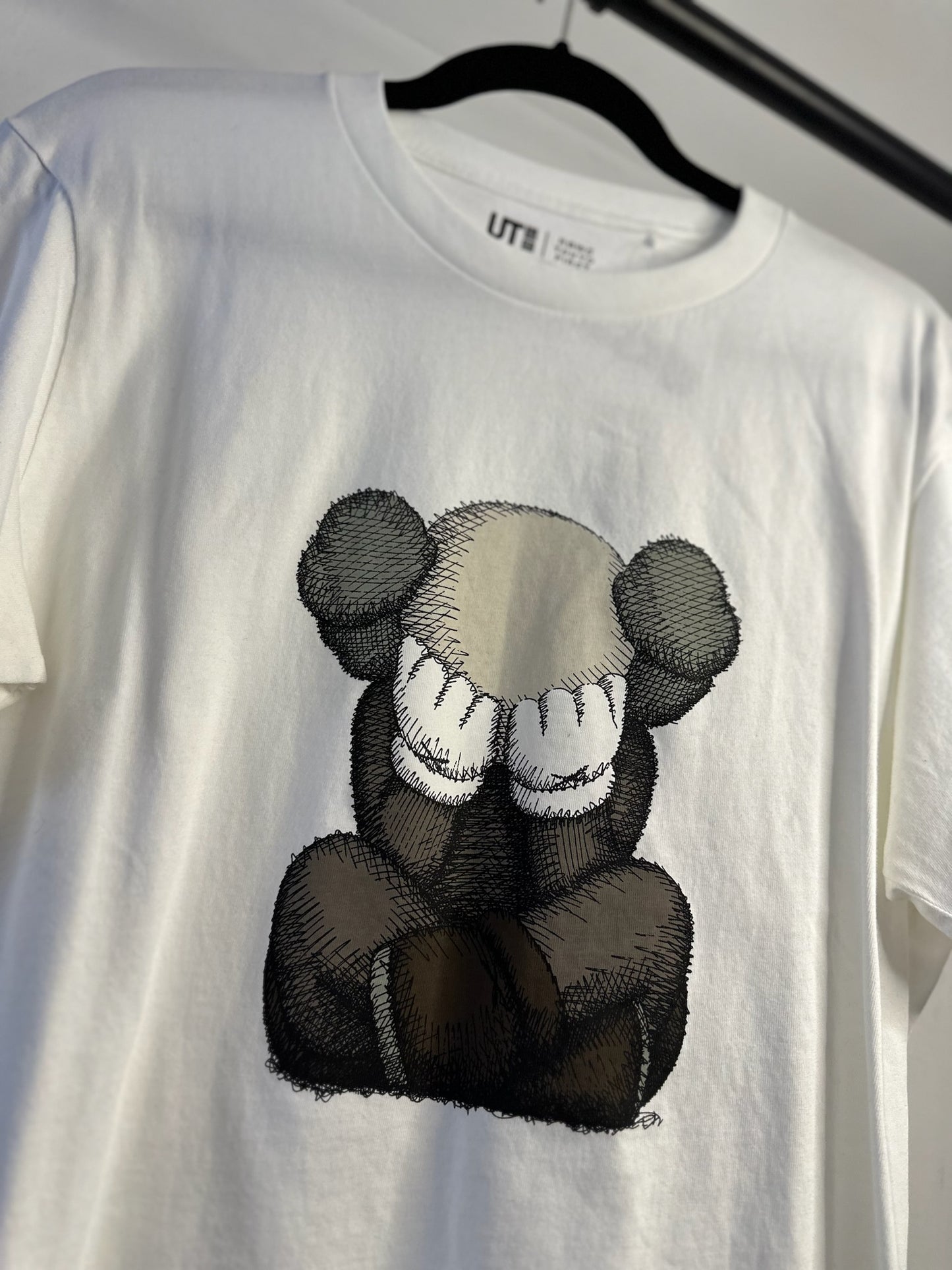 PLAYERA BLANCA KAWS FIRS TOKYO