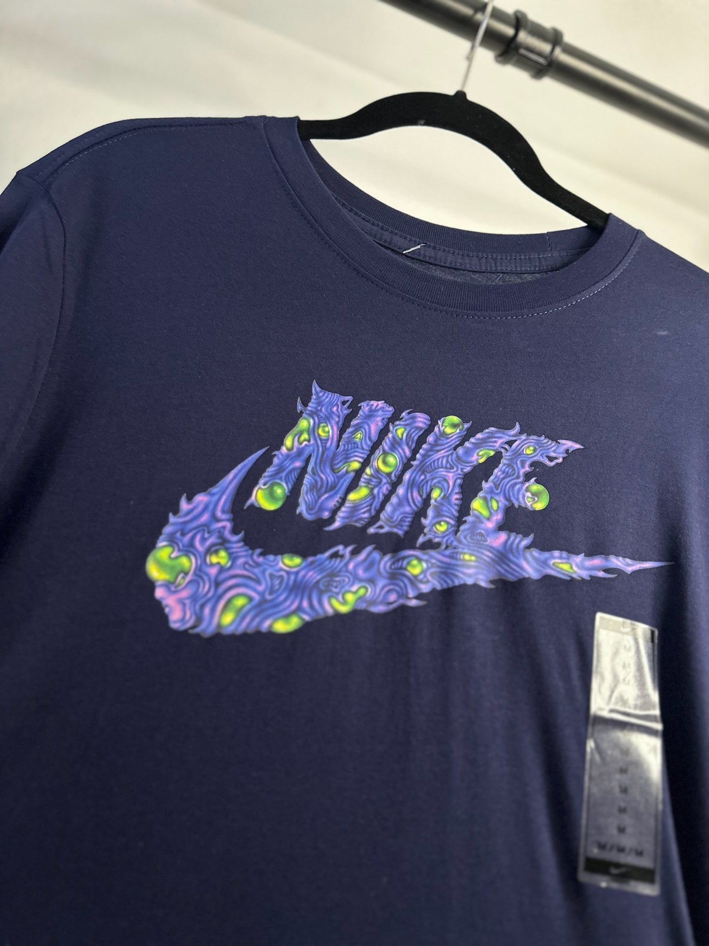 PLAYERA NIKE LOGO MORADO- VERDE