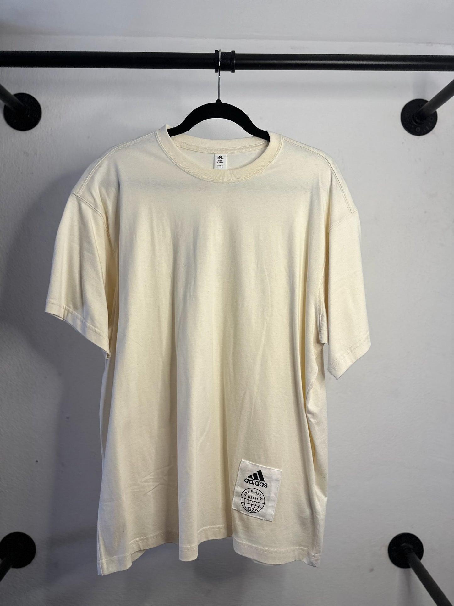 PLAYERA ADIDAS BEIGE LOGO