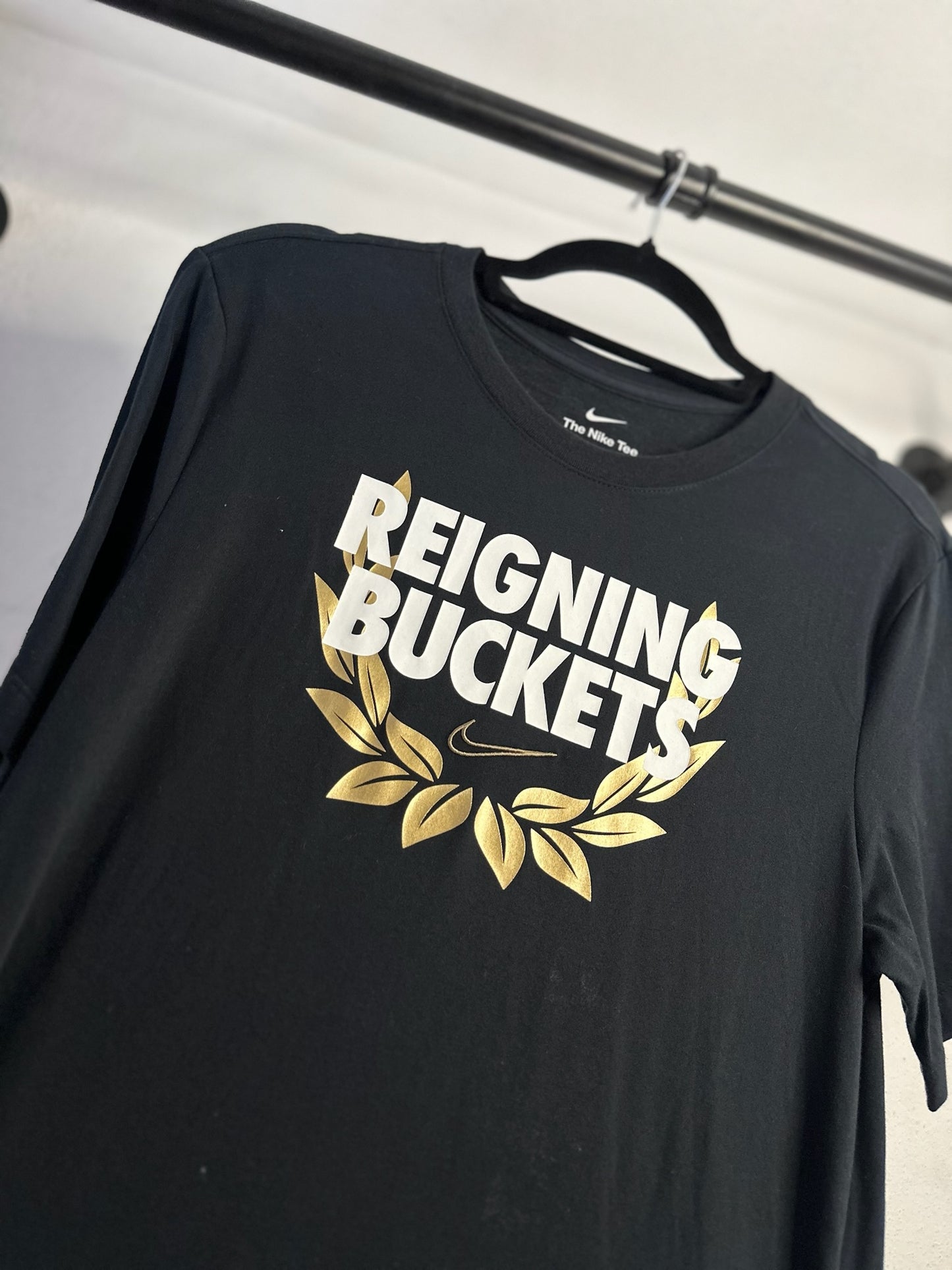 PLAYERA NIKE REIGNING BUCKETS NEGRA