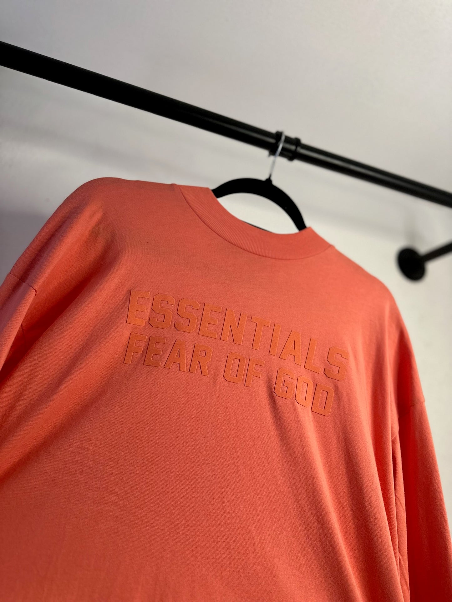 PLAYERA ESSENTIALS CORAL MANGA LARGA