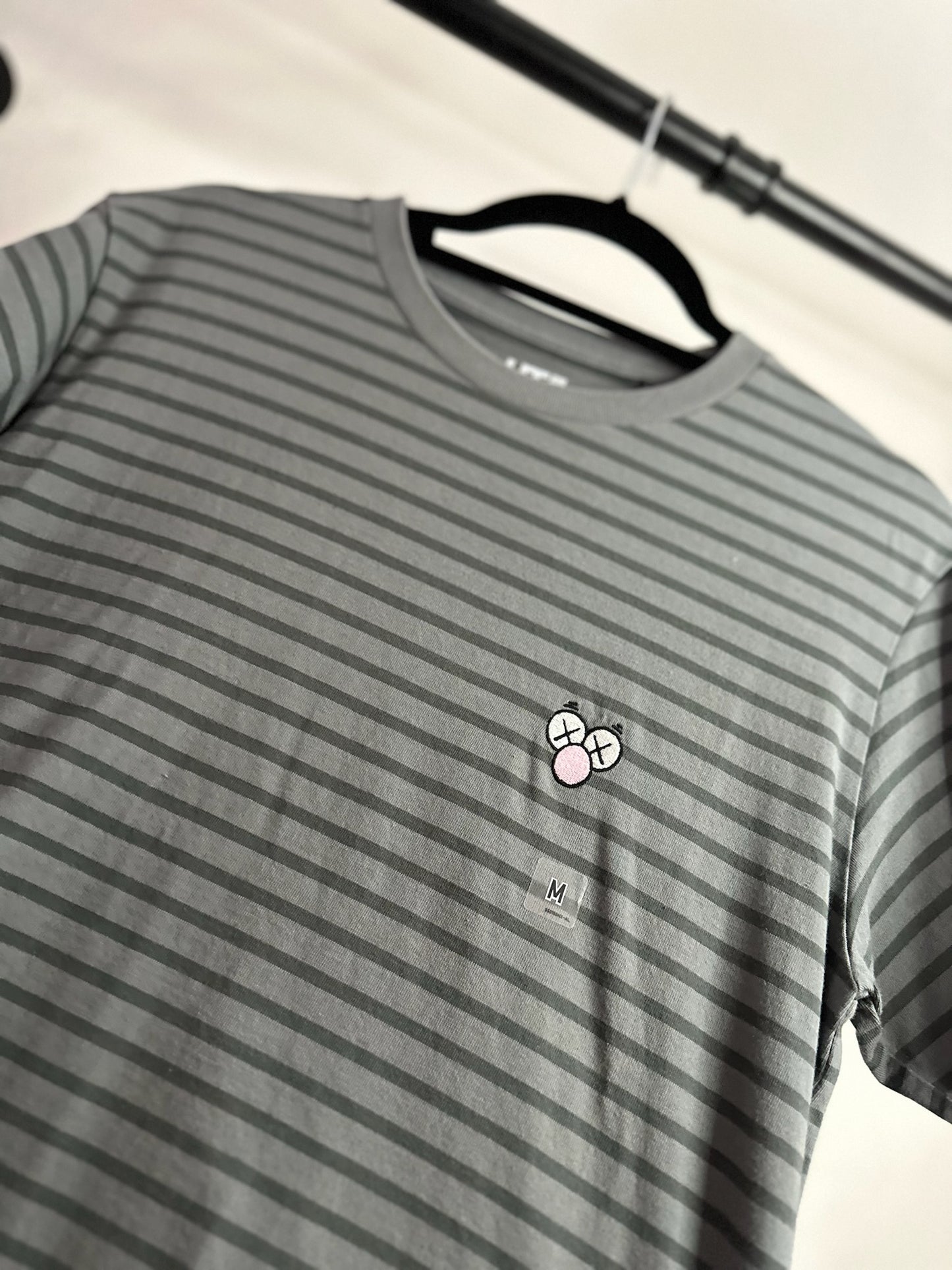 PLAYERA KAWS CARITA