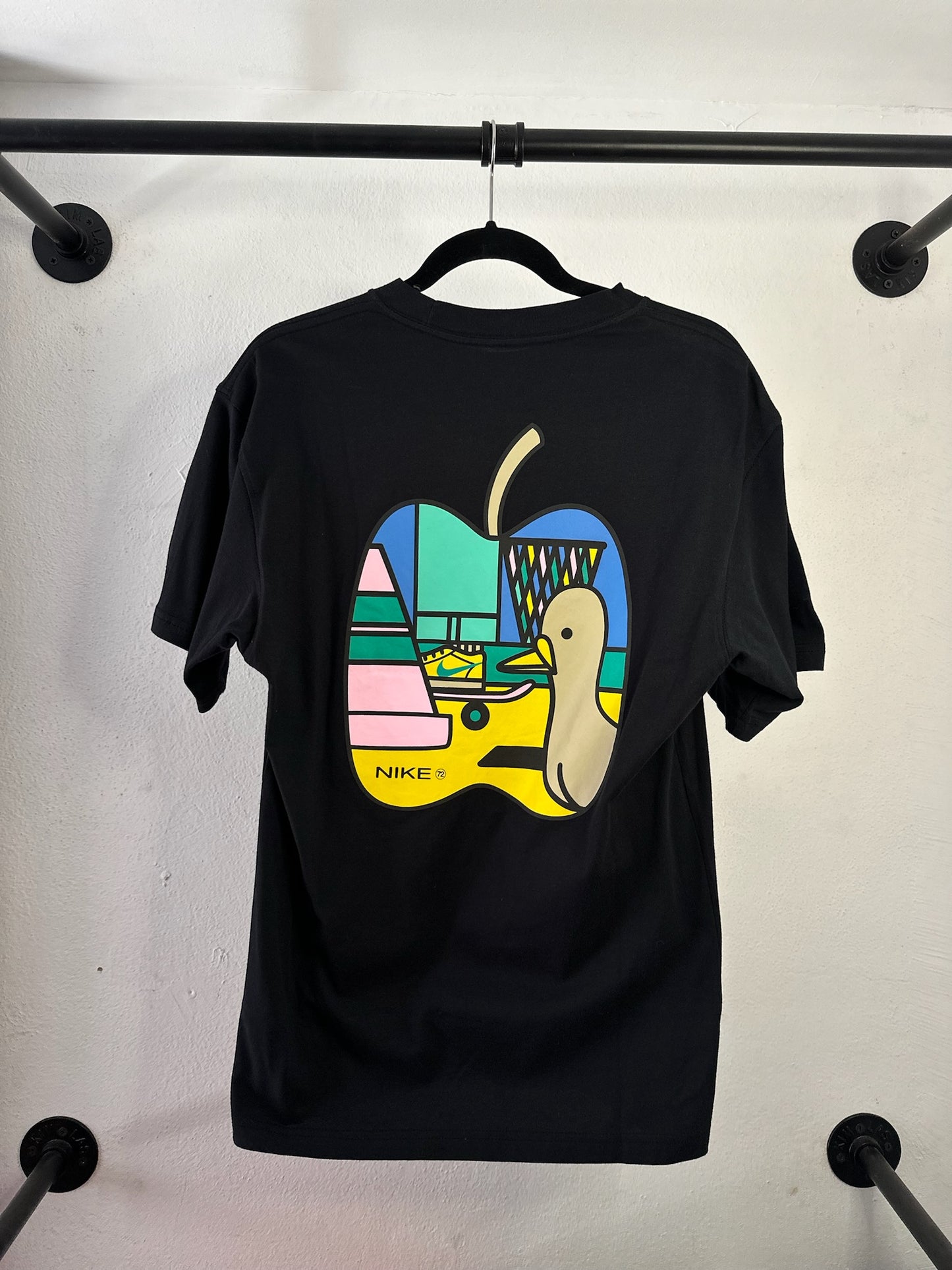 PLAYERA NEGRA SB MANZANA