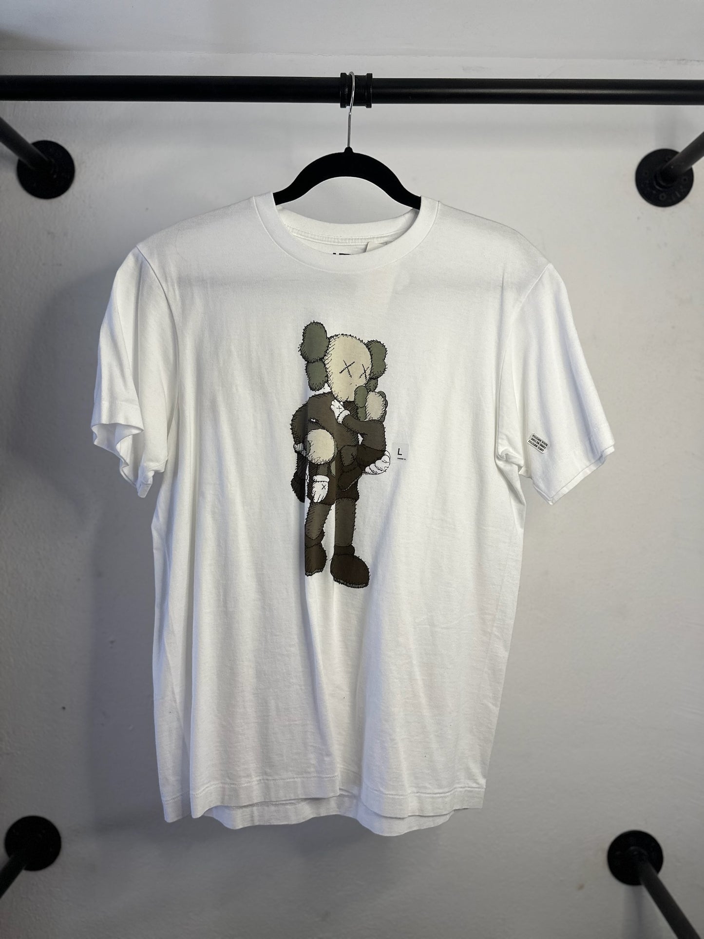 PLAYERA KAWS COMPANION CARGANDO