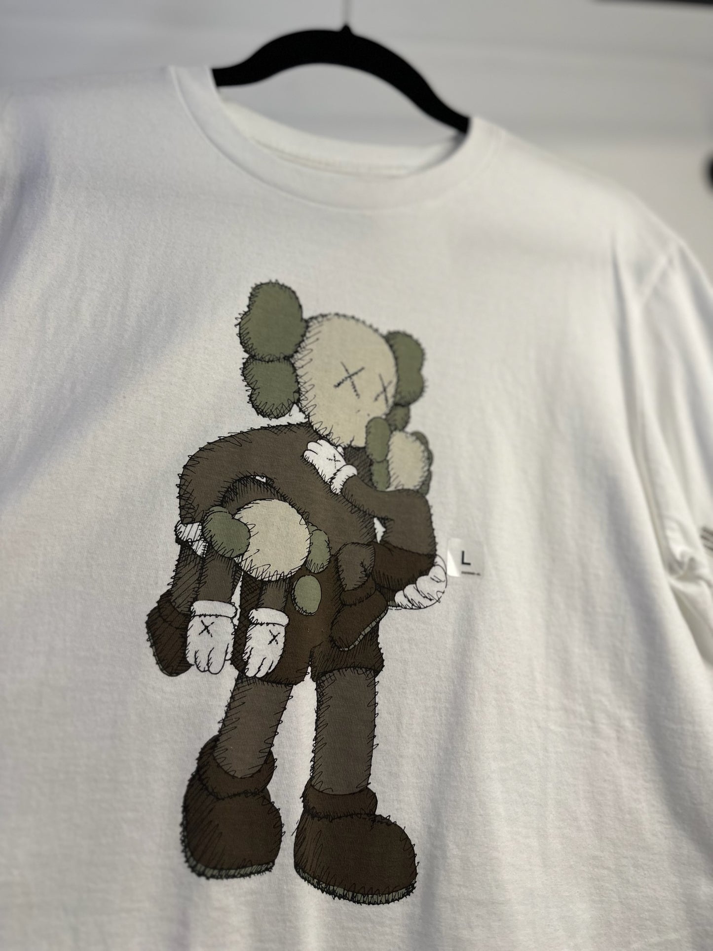 PLAYERA KAWS COMPANION CARGANDO