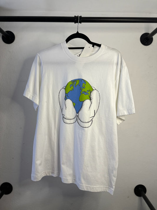 PLAYERA KAWS MUNDO