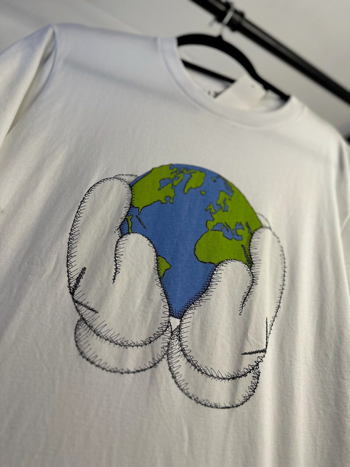 PLAYERA KAWS MUNDO