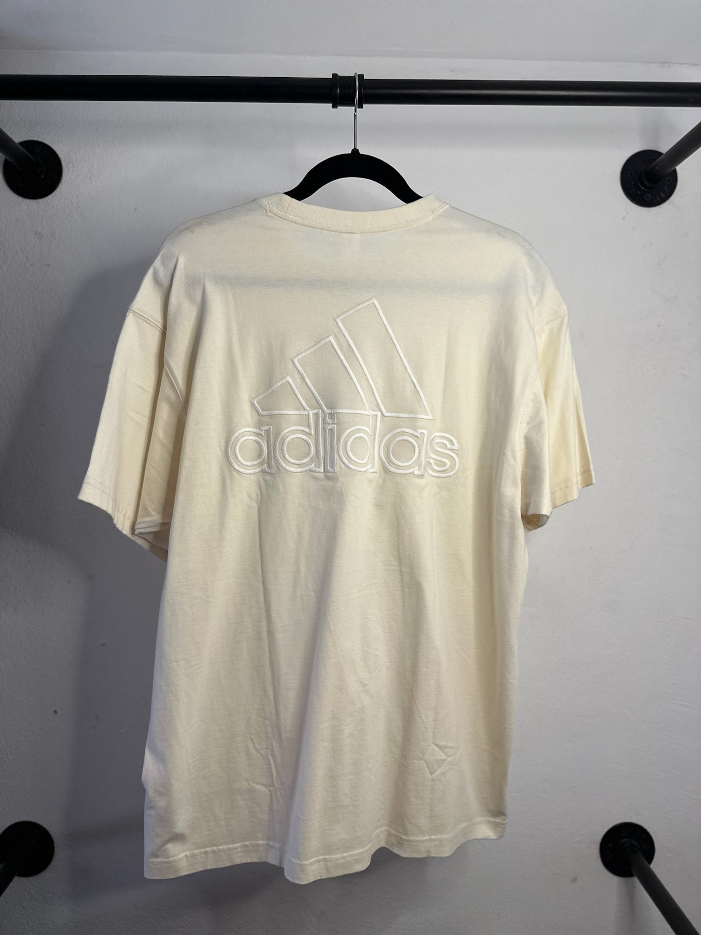 PLAYERA ADIDAS BEIGE LOGO