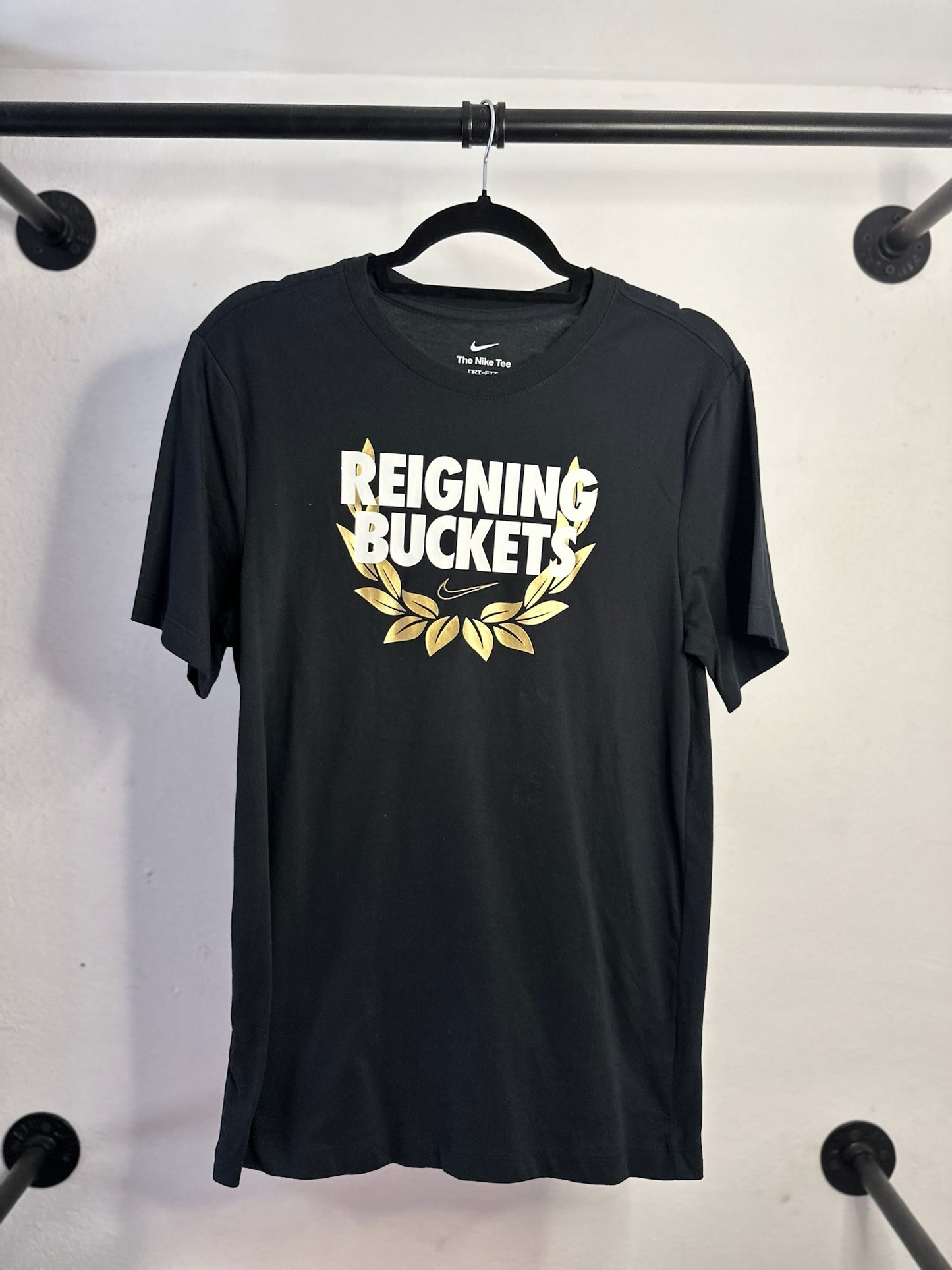 PLAYERA NIKE REIGNING BUCKETS NEGRA