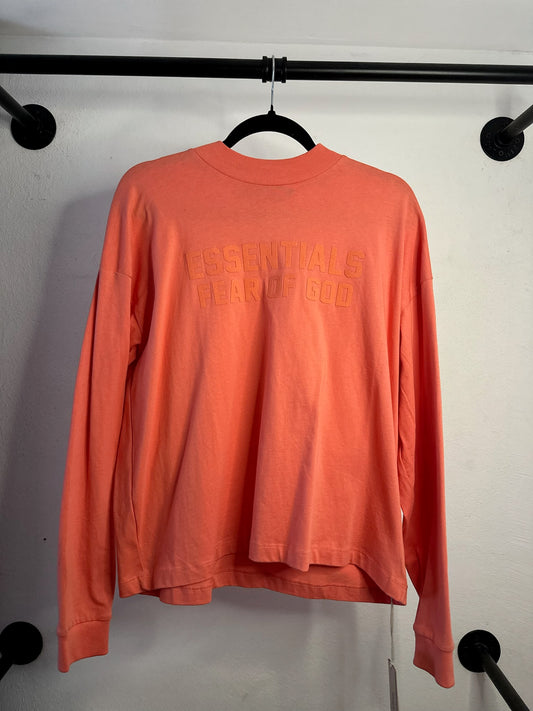 PLAYERA ESSENTIALS CORAL MANGA LARGA