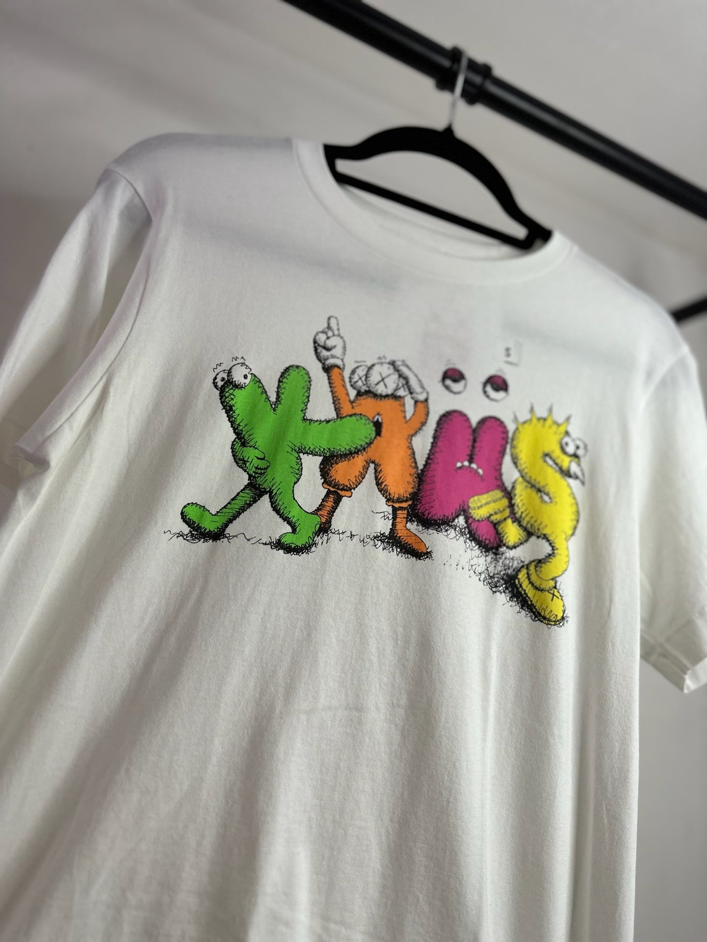 PLAYERA KAWS COLORES